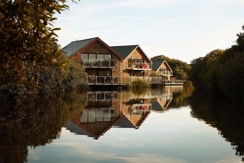 Kingfisher Hot Tub & Log Burner House On Premium Lakeside With Resort Facilities St Columb Major Exterior foto