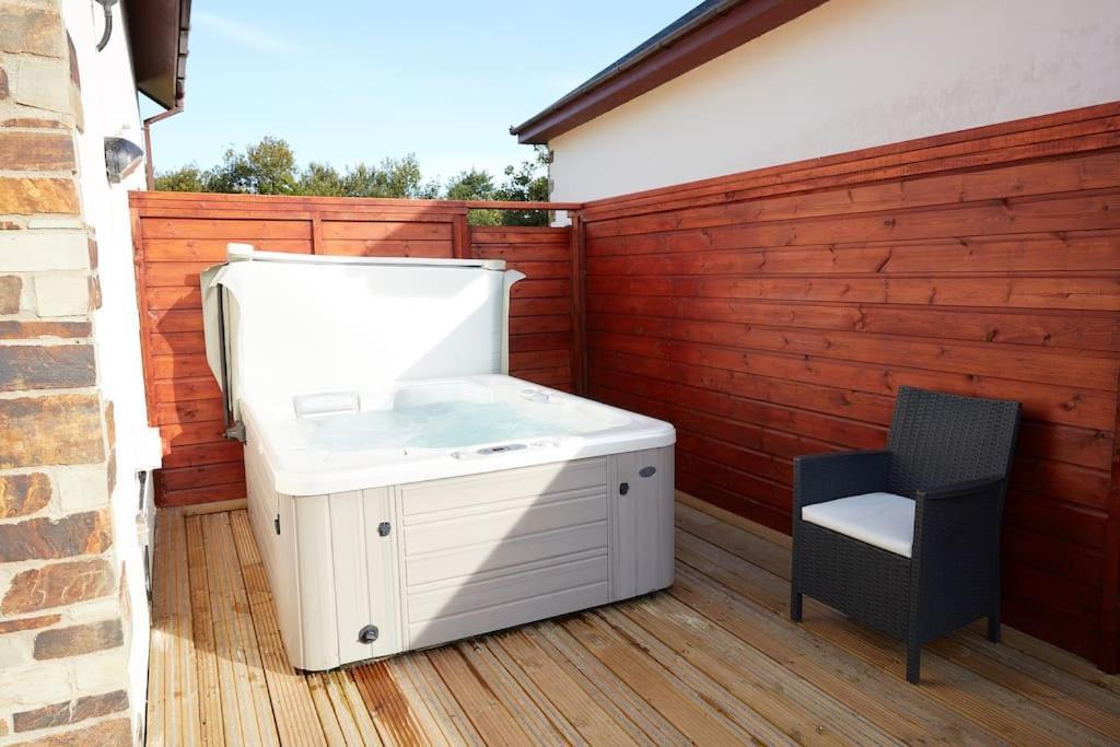 Kingfisher Hot Tub & Log Burner House On Premium Lakeside With Resort Facilities St Columb Major Exterior foto